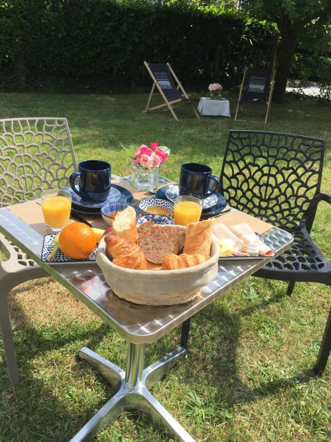 Les Pommiers Bed & Breakfast *